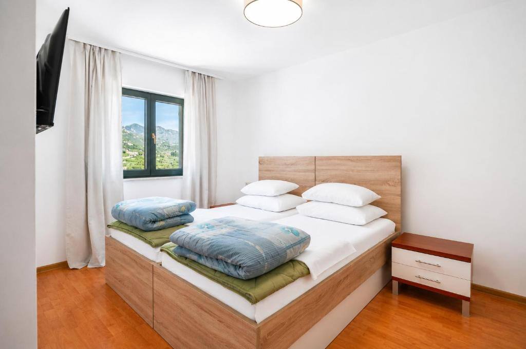 Soba s dva kreveta i pogledom na planinu - Galeb Bed and Breakfast, Baćina